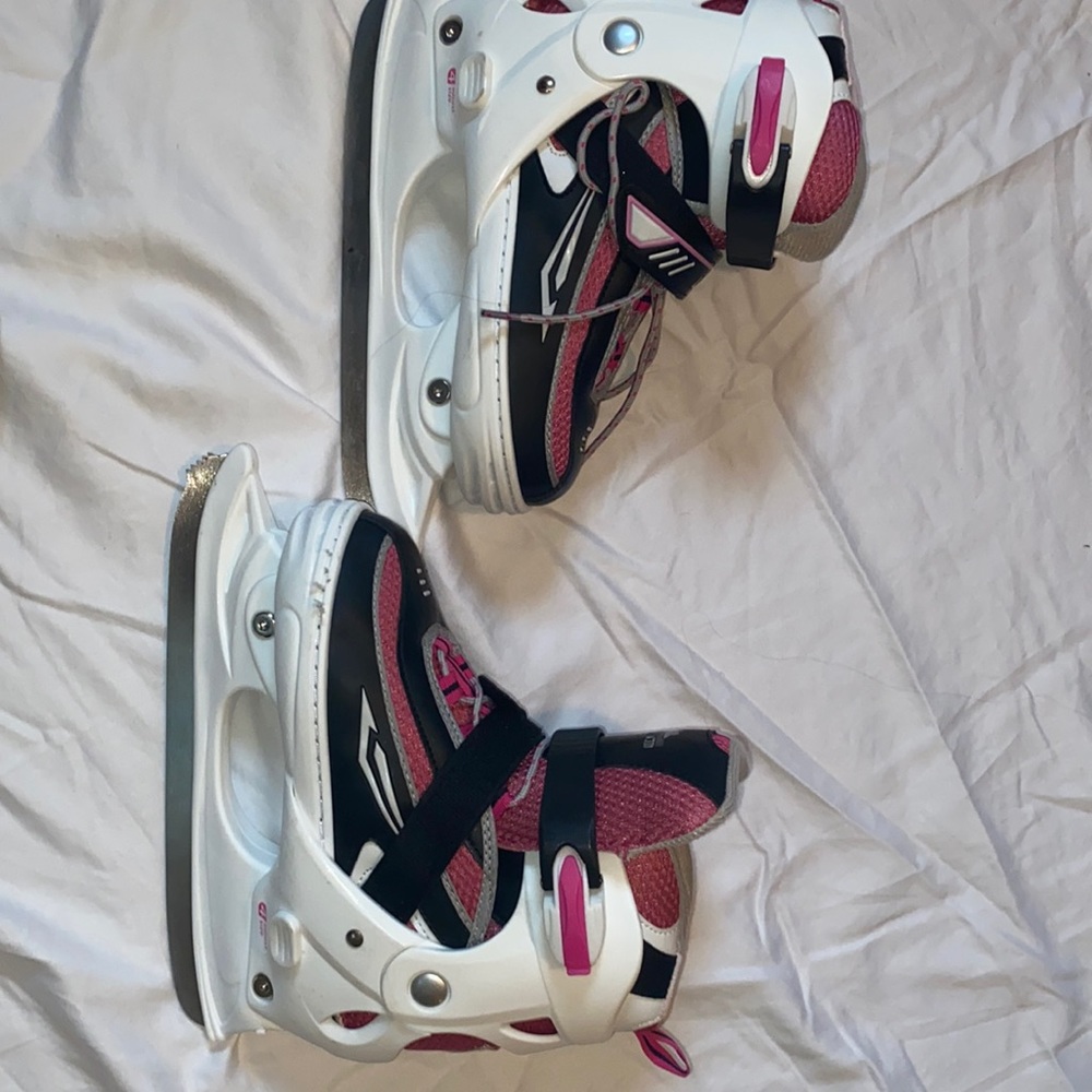Girls Ice Skates adjustable size 2 to 5.